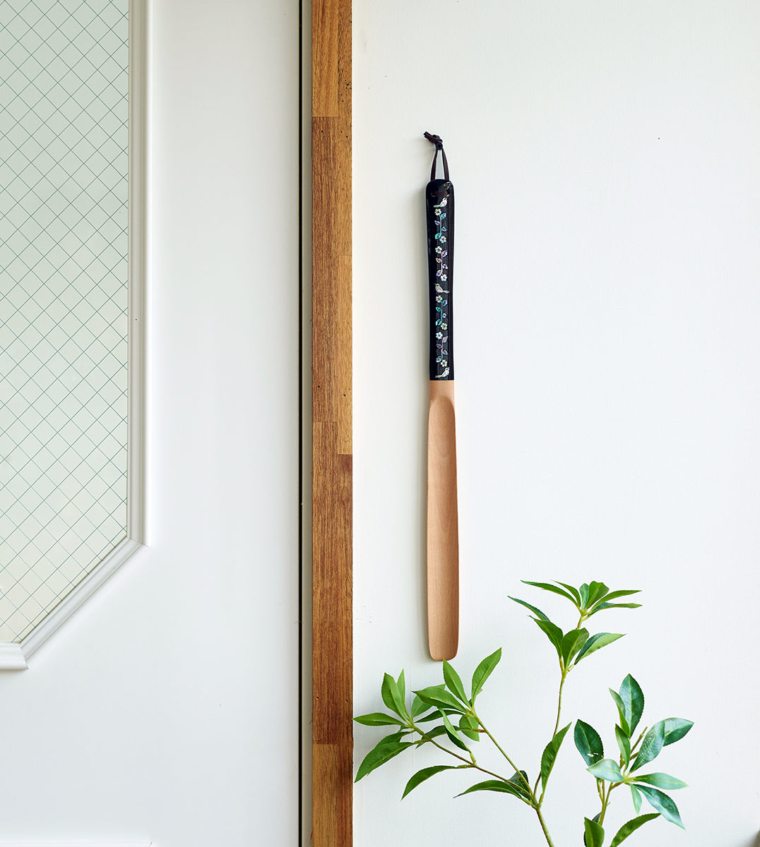 Mother of Pearl Inlay Long Wood Shoehorn - Flower Bird Black Handle Shoe Horn