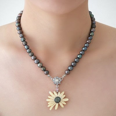 Mother of Pearl Sunflower Natural Saltwater Black Pearl Chain Pendant Necklace